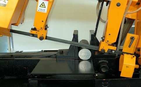 桂东数控带锯床自动送料精度会出现偏差吗？